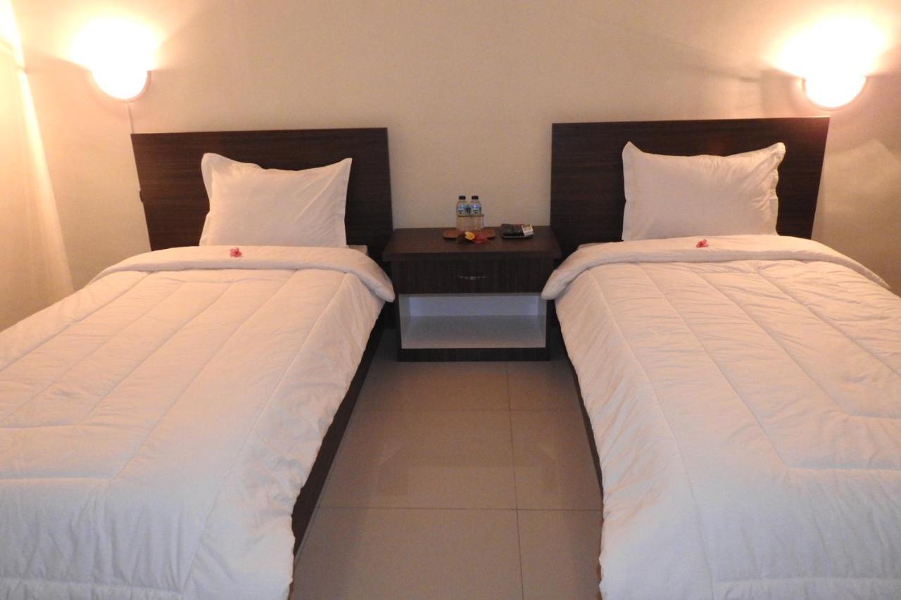 D'Batur Hotel Senggigi Exterior photo